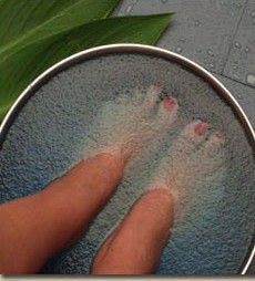 This is crazy. Mix 1 full tablespoon of salt , 1/4 c vinegar and 1/2 c of warm water. Soak feet for 10 minutes and when you take them out the dead skin will practically wipe off #DIY, #beautytips, #skincare,#homemade,#remedies  @Debbie Arruda Arruda Arruda Arruda Arruda Arruda Arruda Arruda Arruda Persenaire & @Meredith Dlatt Dlatt Dlatt Dlatt Dlatt Dlatt Dlatt Dlatt Dlatt Persenaire   we need to try this at Big Star lake?!?! Obličejové Masky, Foot Soak, Kraf Diy