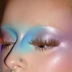 Sea Witch Makeup, Makeup Look Ideas Creative, Witch Makeup Looks, Cool Makeup Looks Creative, Weird Makeup Looks, Orchid Makeup, Cybercore Makeup, Abstract Makeup Looks, New Wave Makeup