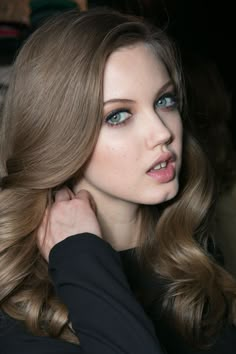 Chica con el cabello rubio dorado cenizo Brown Hair Pale Skin, Mousy Brown, Medium Brown Hair Color, Hair Pale Skin, Lindsey Wixson