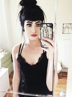 Bangs and her makeup is ON POINT Betty Bangs, Best Hair Extensions, Hair Extension Brands, Oliver Sykes, Her Makeup, Feed In Braid, Long Black Hair, Grunge Hair, Best Hair