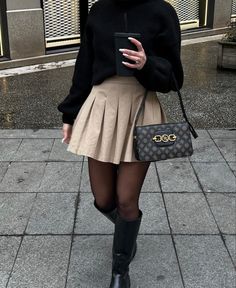 James And Lily Potter, James And Lily, Estilo Blair Waldorf, Skirt Outfit Fall, Outfit Botas, Outfits Con Jeans, Lily Potter, New Look Fashion, Winter Fashion Outfits Casual