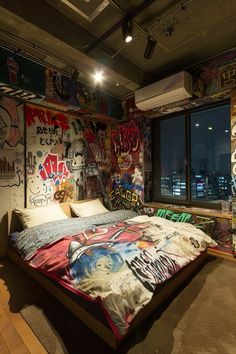 Cool Men’s Room, Urban Aesthetic Bedroom, Bedroom Artist Aesthetic, Bedroom Inspo Street Style, Graffiti Style Bedroom, Graffiti Room Ideas Bedrooms Street Art, Bandana Room Decor Ideas, Graffiti Walls Bedroom, Street Bedroom Aesthetic