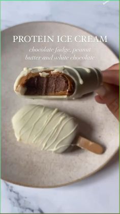 Easy no ice cream machine ice cream bars. No added sugar and lower calorie and healthier No Sugar Ice Cream, Peanut Butter And White Chocolate, Fudge Peanut Butter, Low Calorie Ice Cream, Protein Ice Cream Recipes, Ice Cream Chocolate, Ice Cream Bars, Yogurt Ice Cream, Protein Ice Cream