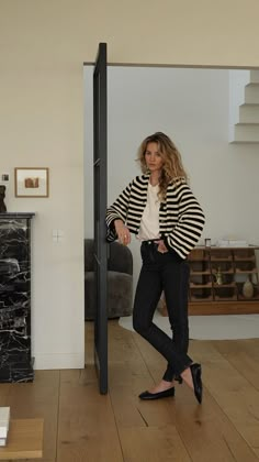 French Street Style Winter, White Cardigan Outfit, Black And White Cardigans, Cardigan Outfit, Black Jeans Outfit, French Girl Style, Stripe Outfits