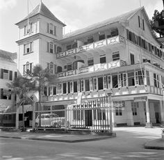 an old building with many windows and balconies on the top floor is shown in black and white