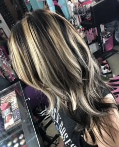 Hair Y2k, Chunky Blonde Highlights, Skunk Hair, Blonde Highlights On Dark Hair, Hair Color Streaks, Dark Hair With Highlights, Hair Streaks, Dyed Hair Inspiration, Pretty Hair Color