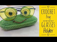 a crochet frog glasses holder with sunglasses on it's face and the words crochet frog memory glasses holder