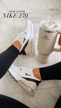 ¡Descubre los mejores outfits casual chic con zapatillas! Aprovecha nuestra oferta exclusiva en zapatillas elegantes para mujer. Haz clic en la imagen y consigue un descuento especial en tu primera compra. #ModaEnZapatillas #TendenciasEnZapatillas 👟🔥 Nike Fall Shoes, How To Style Nike Air Max 270 Outfits, Gym Sneakers Women Workout Outfits, Trendy Womens Sneakers 2023, Nike Shoes Women Workout, Womens Tennis Shoes 2023, Jeans And Gym Shoes Outfits, Workout Tennis Shoes For Women, Cute Womens Tennis Shoes