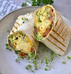 Avocado And Egg Wrap, Scrambled Eggs Wrap, Healthy Foods Lunch, Scrambled Egg Wrap, Avocado And Egg Recipes, Egg Avocado Wrap, Wrap With Egg, Scrambled Eggs Ideas, Healthy Egg Wrap