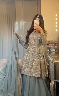 Pakistani Dress Sharara, Pakistan Eid Outfit, Indian Outfits Sharara, Red Eid Outfit, Aesthetic Sharara Outfit, Poses In Gowns, Types Of Long Sleeves, Casual Eid Outfits, Eid Clothes Pakistani