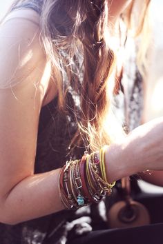 Top 3 Jewelry Trends For Spring | Free People Blog Multiple Bracelets, Quoi Porter, Free People Clothing, Colorful Bracelets, Looks Vintage, Arm Candy, Cosmopolitan, Jewelry Trends