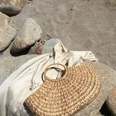 Rattan Bags, Types Of Purses, Store Concept, Minako Aino, Beachwear Collection, Summer Life, Beige Outfit, Woven Handbags