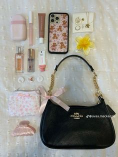 Pink Packing Aesthetic, Everyday Bag Essentials, What's In My Purse, In My Purse, Travel Bag Essentials, Inside My Bag, Purse Essentials, My Purse