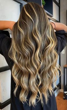 Balyage Long Hair Brunettes Dark Blonde, Low Maintenance Blonde Hair Dark Root, Balyage Long Hair, Hair Color Streaks, Honey Blonde Hair