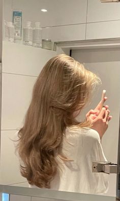 Hair inspo Hair aesthetic hairstyles 90e Blowout Hair, Big Bouncy Hair 90s, Aesthetic Haircuts Long Hair, Nice Hair Aesthetic, Hair Cuts Wavy Hair Long, Thinned Out Hair, Dirty Honey Blonde Hair, Blowed Out Hair, Aesthetic Blowout