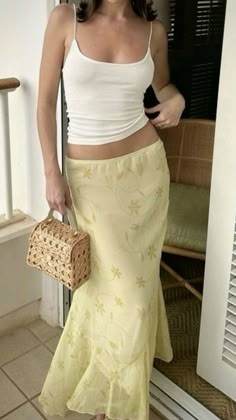 How To Style Yellow Skirt, Vintage Floral Print Midi Skirt, Yellow Skirt, Summer Fits, Looks Chic, Mode Inspiration, Spring Summer Outfits, Skirt Outfits, Summer Outfit