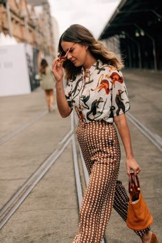 Italian Street Style, European Street Style, Nyc Street Style, Summer Work Outfits, Bags Fashion, Inspired Outfits, Cool Street Fashion, Fashion Week Street Style