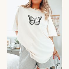 Butterfly Unisex Heavyweight Graphic Tee. Wear it tied up for a more fitted look or oversized! Oversized Graphic Tee For Day Out, Oversized Tshirt Aesthetic, Cute Oversized Shirts, Oversized Tshirt Outfit, Baggy Shirts, Oversized Aesthetic, Baggy Tops, Oversized Graphic Tee, Oversized T Shirts