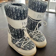 Logo Dior Y2k Moon Boot. Size 38-40 Condition Is Great. There Is Some Yellowing On The Soles Due To Age. Slight Cracking At Toes That Doesn’t Effect Boot Functionality. Selling Because They Are Too Large On Me. Dior Y2k, Y2k Boots, Moon Boot, Unique Acrylic Nails, Moon Boots, Dior Shoes, Snow Suit, Christmas Wishlist, Faux Fur Coat