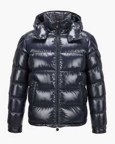 Maya Daunenjacke für Herren von Moncler in Navy. Denkt man an hochwertige, warmeDaunenjacken, kommt einem unweigerlich das italienische Traditionslabel Monclerin den Sinn. Auch diese voluminöse Jacke überzeugt mit seiner hochwertigenDaunen-Feder-Füllung, während das changierende Stepp-Design zusammen mitpraktischen Details einen zeitlosen Winter-Begleiter kreiert. Moncler Maya, Classic Women, Wardrobe Outfits, Navy, Wardrobe