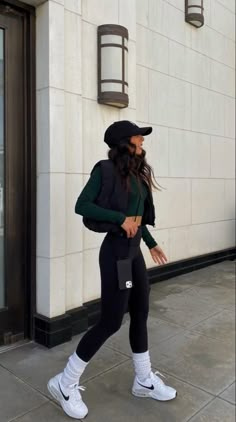 College Sweatpants Outfit, Simple Comfy Outfits For School, 29 Year Old Woman Fashion, Sportwear Outfit Woman, Womens Fitness Inspiration, Puffer Style