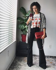 Black Bell Bottoms Outfit, Black Flare Jeans Outfit, Flare Outfits, Flair Jeans Outfit, Outfits With Flares, Flares Outfit, Flare Outfit, Black Flares, Pants Outfit Work