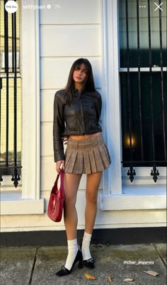 Effortless Romantic Style, Gabriette Bechtel Outfits, Plaited Skirt Outfit, Estilo Indie, Mode Zara, Pose Fotografi, Skandinavian Fashion, Chique Outfits, Miniskirt Outfits