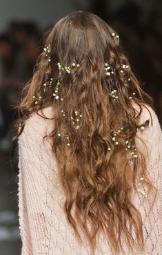 Hoco Hair Ideas Straight, Hoco Hair Ideas Short, Hoco Hair Ideas Ponytail, Hoco Hair Ideas Updo Hairstyle, Flowers In Her Hair, Hoco Hair Ideas Down, Hoco Hair Ideas Medium, Floral Accessories Hair, Hoco Hair Ideas