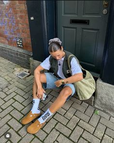 trendy street style, summer fasion, trendy scrunchie, boston birkenstock Birkenstock Outfit Summer, Birkenstock Boston Outfit, Boston Outfits, Birkenstock Clogs, Birkenstock Outfit, Clogs Outfit, Boston Fashion, Ugly Shoes, Skandinavian Fashion