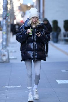 Elsa Hosk Street Style Black Oversized Puffer Jacket Elsa Hosk Street Style, Elsa Hosk Outfits, Moncler Jacket Women, Street Style Black, Elsa Hosk Style, Look Adidas, Oversized Puffer, Estilo Indie, Skandinavian Fashion