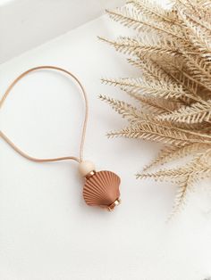 This shell inspired breastfeeding Necklace comes with a silicone shell and gold/rose gold stainless steel stoppers creating the perfect feeding Necklace for breastfeeding babies providing sensory relief during feeding and or nursing. This Gorgeous mum jewelery necklace is made specifically for breastfeeding babies, giving a safe play space whilst feeding to stop those wondering hands. Feeding Necklaces are not only practical but beautiful too. The perfect addition to your breastfeeding journey. Breastfeeding Necklace, New Mom Gift, Play Space, Baby Sensory, Silicone Beads, New Mom, Gifts For New Moms, Mom Gift, Gold Rose