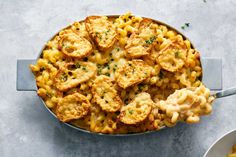 macaroni and cheese casserole with parmesan bread on the side