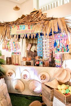 there are many items on display in the store that is decorated with straw and palm leaves