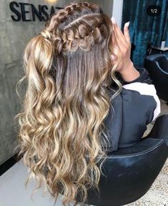 Discover cute, easy, and stylish hoco hairstyles for every hair type, perfect for making your homecoming night unforgettable. Two Strands In Front Hairstyle, Hairstyles For Junior Bridesmaids, Grade 8 Grad Hairstyles, Grad Hairstyles, Hairstyle Examples, Formal Hairstyles For Long Hair, Easy Hairstyles For Thick Hair, Hoco Hairstyles, Dance Hairstyles