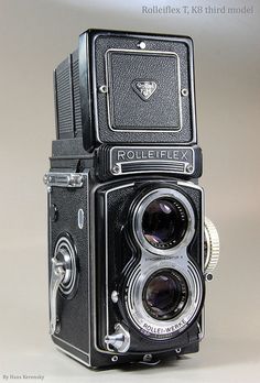 an old fashioned camera sitting on top of a table