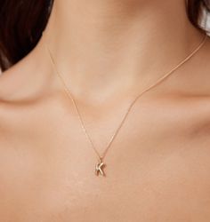 COLLIER INITIAL DÉLICAT EN OR JAUNE SOLIDE 14K - COLLIER LETTRE K

 ---Toutes les lettres de A à Z sont disponibles.


 Longueur du collier : 16 pouces / 40 cm

 Hauteur des lettres : 11,80 mm

 Largeur des lettres : 7 mm Letter K Necklace, Minimalist Accessories Jewellery, Everyday Jewelry Gold, Black Butler Undertaker, K Aesthetic, K Necklace, Highlight Hair, Dainty Initial Necklace, Gold Initial Necklace