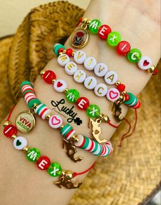 Coloridas pulseras para festejar este mes patrio 🇲🇽 Mexico Bracelets, Beaded Jewelry Designs, Bead Embroidery Jewelry, Dope Jewelry