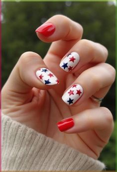 Browse gorgeous Valentine's Day nails with romance and heart-shaped themes to make your nails look amazing. Pink nails, red nails and Valentine's Day nail art. 4th Of July Nail Art Designs, Nails 2023 Acrylic, Patriotic Nail Designs, Spring Nails Aesthetic, Spring Nails Short, Gel Spring Nails, Nail Inspo 2023, Aesthetic Spring Nails, Diy Valentine's Nails