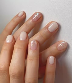 Simple Summer Nail Art 2024, Neutral Nail Ideas Gel, Short Nails Natural Designs, Cute Short Neutral Nails, Short Nails Trending, Easy Wedding Nails, Summer Manicure Short Nails, Korean Nail Art Pastel, Nail Art Subtle