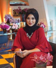 Girl In Paris, Face Shape Hairstyles, Arabian Beauty Women, Muslim Girl, Modest Dresses Casual, Top Ideas, Long Sleeve Gown, Beautiful Muslim Women, Muslimah Fashion Outfits