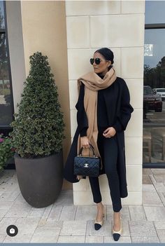 Chanel Street Style, French Capsule Wardrobe, Going Viral, Fall Clothes, Winter Fashion Outfits, Elegant Outfit