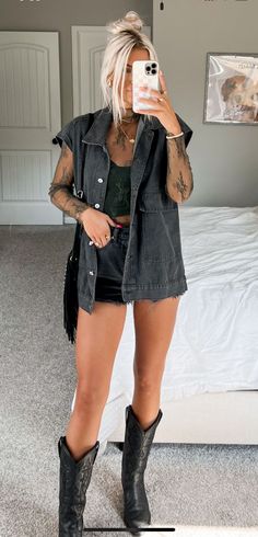 Edgy Western Style Concert, Going Out Concert Outfits, Women Concert Outfits Fashion Ideas, Alternative Cowgirl Aesthetic, Mid Size Western Fashion, Edgy Cowgirl Outfits, Emo Cowgirl Aesthetic, Creed Concert Outfit, Western Summer Outfits Women