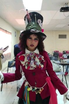 Diy Mad Hatter Costume, Mad Hatter Aesthetic, Mad Hatter Costume Female, Mad Hatter Outfit, Mad Hatter Halloween Costume, Mad Hatter Cosplay, Halloween Alice In Wonderland