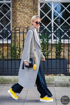 Mantel Styling, Mantel Outfit, Caroline Daur, London Street Style, Looks Street Style, Street Fashion Photography, Yellow Shoes, Fashion Weeks, Future Fashion