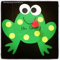 a paper plate with a green frog on it's face and the words mrs comedy