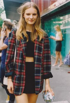 Oversized blazers and crop tops. Tilda Lindstam, Grunge Outfits 90s, Stile Kendall Jenner, Maxi Blazer, Fashion 90s, Look Retro, Grunge Look, 90s Outfit, Outfit Trends