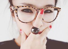 leopard like Girls Glasses, Pastel Outfit, Cute Glasses, Wearing Glasses, Girls With Glasses, Instagram Girls, Geek Chic