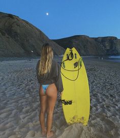 Surf Board Picture Ideas, Surf Board Aesthetic, Surf Instagram Pictures, Summer Aesthetic Surfing, Surf Pics Photography, Posing With Surfboard, Surfer Aesthetic, Surfergirl Style, Girl With Surfboard