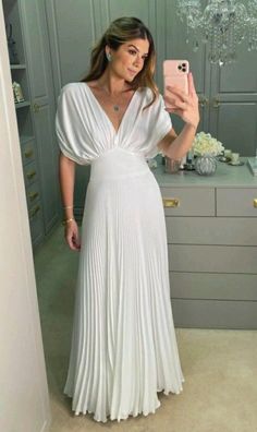 Pleated Dress Outfit Classy, Vestidos Maxi, Ball Gowns Aesthetic, Gowns Dresses Elegant, Kids Gown, White Prom Dress, Gowns Prom, Ball Gowns Evening, Gowns Wedding