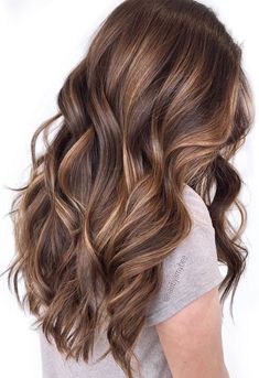 Had enough of your old hair color! And if you’re thinking of changing your hair color? Before you hit the hair bar, be sure... Beautiful Brown Hair, Rambut Brunette, Caramel Highlights